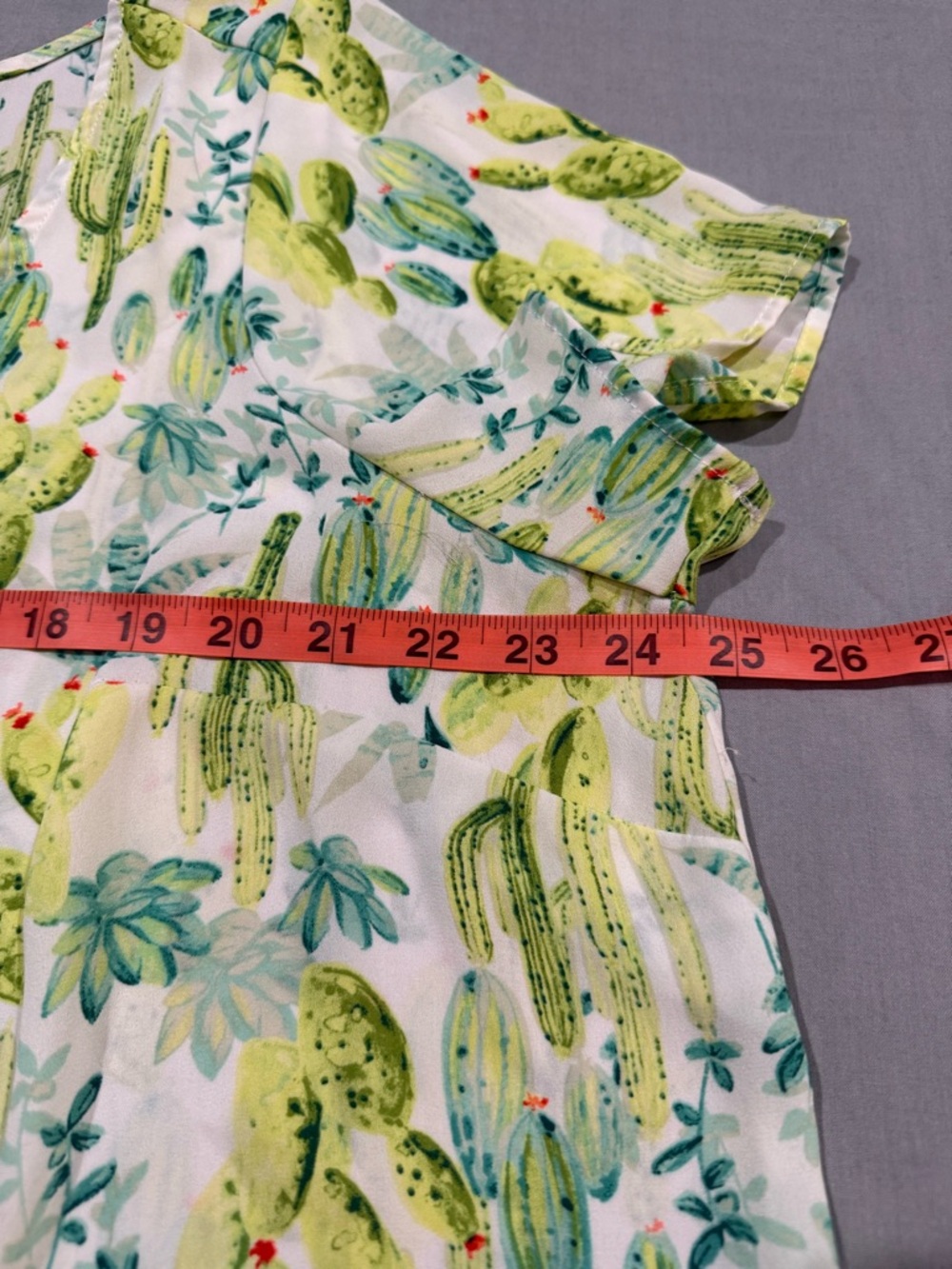 Torrid Green Cactus Print Flutter Sleeve Blouse Size 1 - Picture 8 of 12